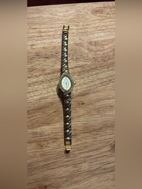 Vintage Elegant Gold-Tone Women's Bracelet Watch. Works. New battery